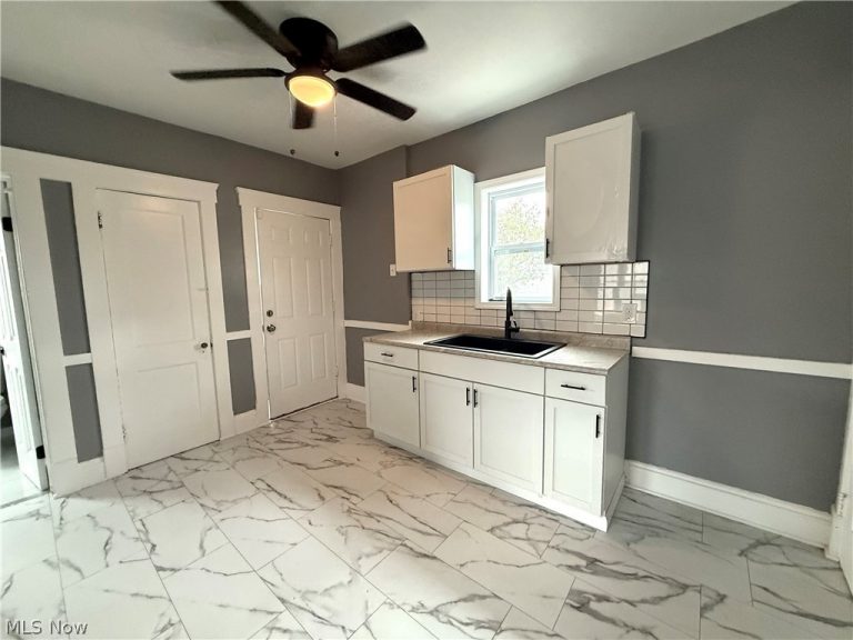 12005 Farringdon Avenue, Cleveland, OH - Photo 5