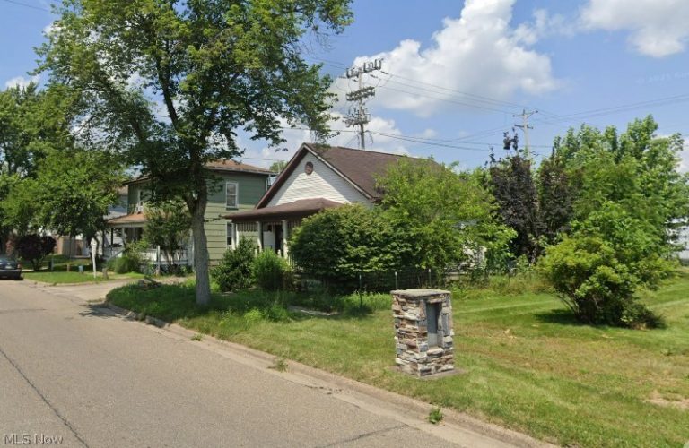 319 5th Street, Uhrichsville, OH - Photo 2