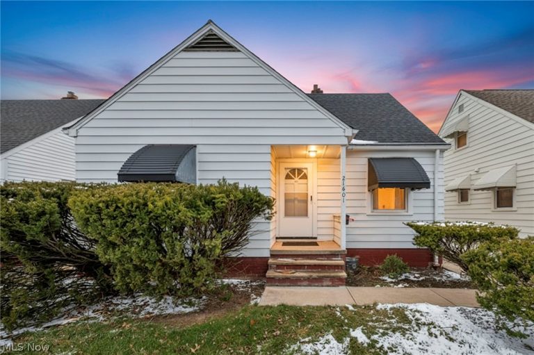 21601 Gardenview Drive, Maple Heights, OH - Photo 2