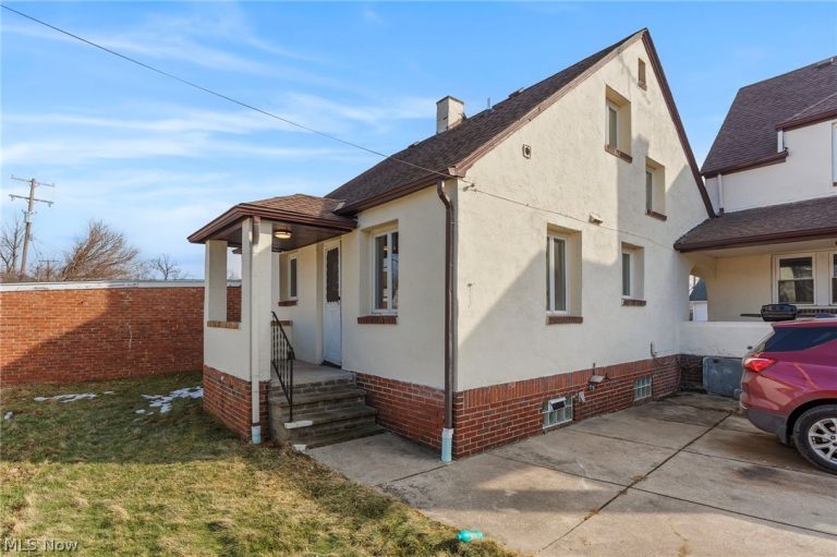 19417 Mohawk Avenue, Cleveland, OH - Photo 8