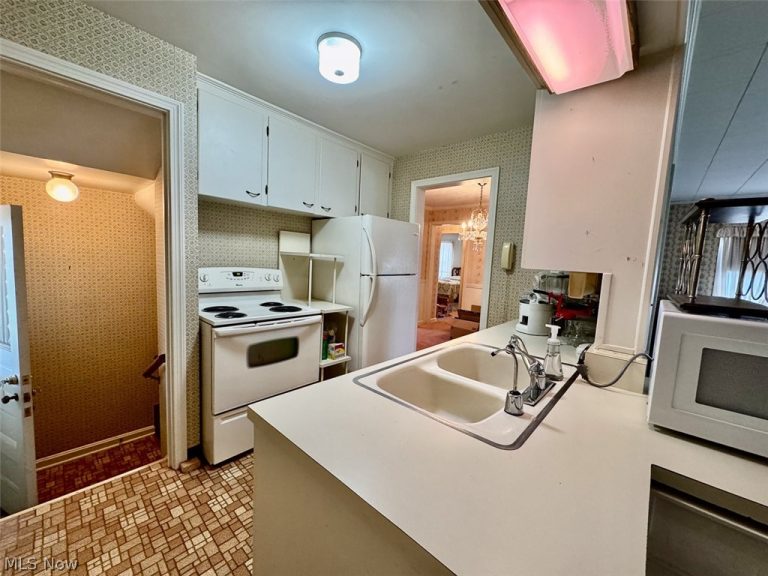 1038 Vincent Boulevard, Alliance, OH - Photo 8