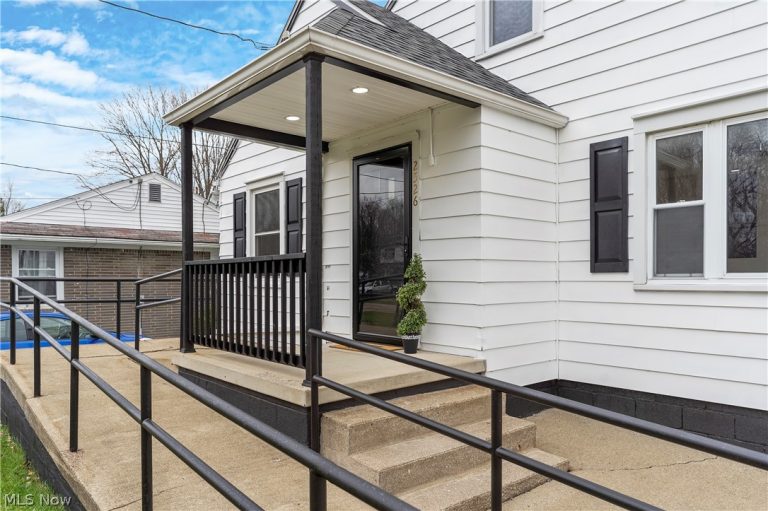 2526 Stocker Avenue, Youngstown, OH - Photo 5