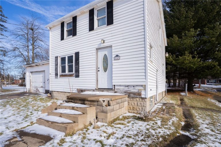 2143 Central Parkway Avenue, Warren, OH - Photo 2