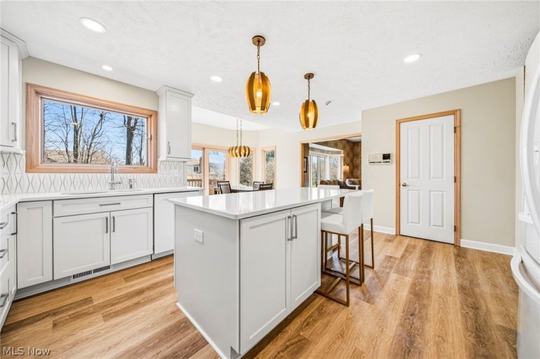 471 Medway Road, Highland Heights, OH - Photo 5