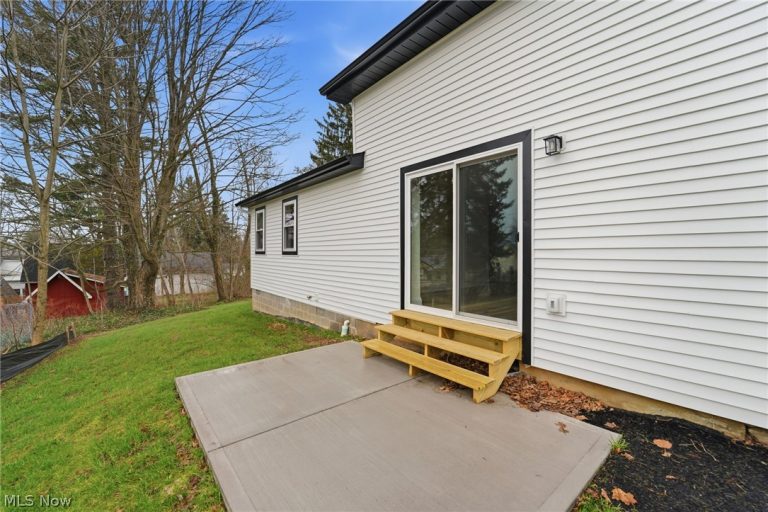 13829 Carlton Street, Burton, OH - Photo 6