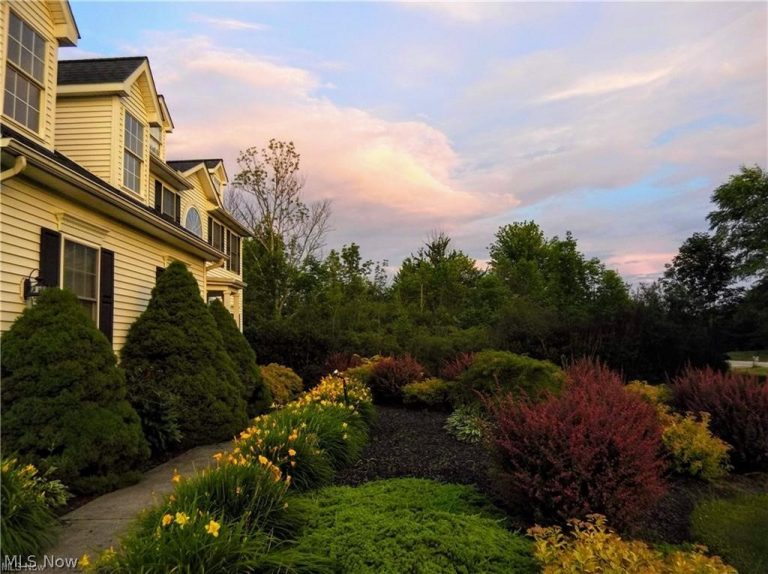 10055 Locust Grove Drive, Chardon, OH - Photo 2