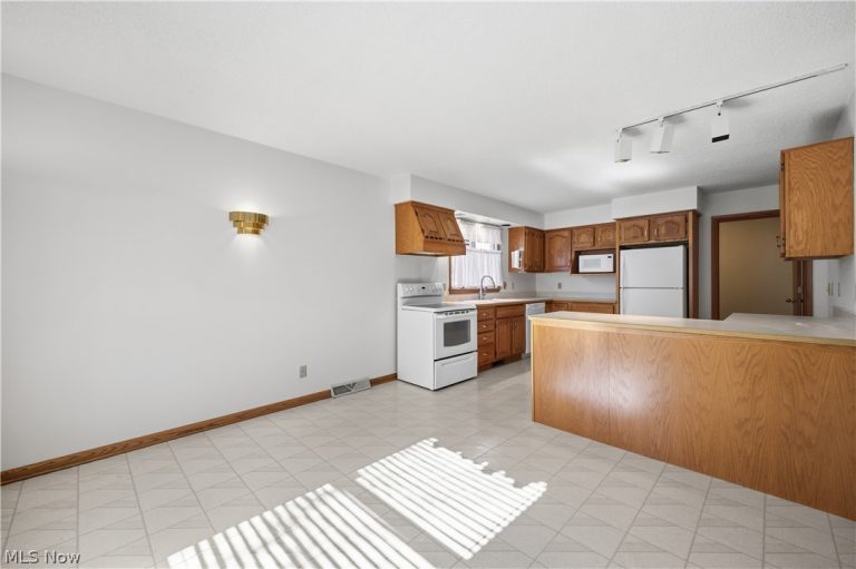 361 Hilltop Boulevard, Canfield, OH - Photo 6