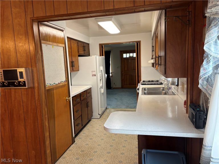 1442 Youll Street, Niles, OH - Photo 6