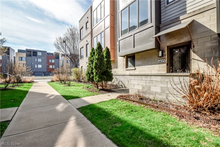 1425 Lindazzo Avenue, Cleveland, OH - Photo 2