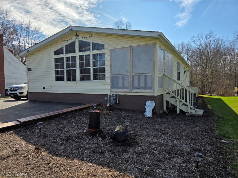 3700 Liberty Avenue, Hubbard, OH - Photo 2
