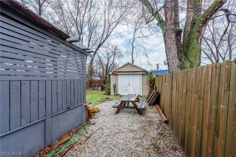 15301 Daniel Avenue, Cleveland, OH - Photo 5