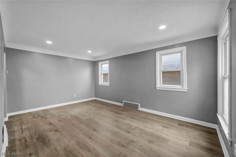 3202 Parklane Drive, Parma, OH - Photo 6