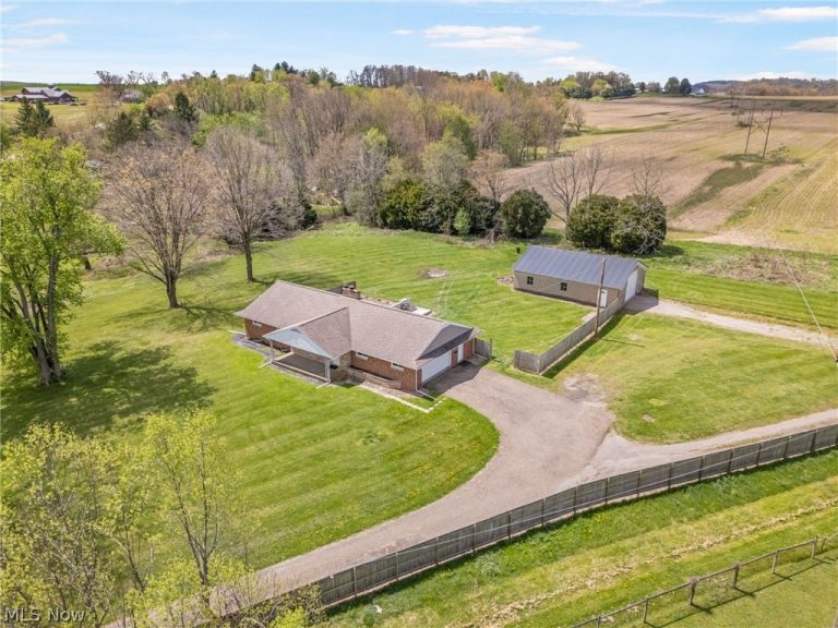 14177 Millersburg Road, Navarre, OH - Photo 2