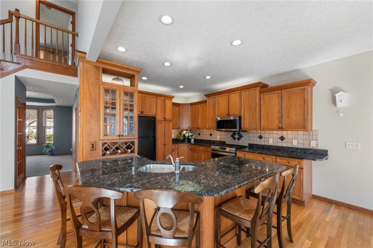 4863 Deer Run Drive, Lorain, OH - Photo 6