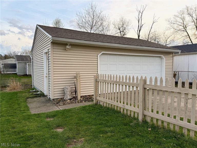 496 Crickett Road, Chardon, OH - Photo 3