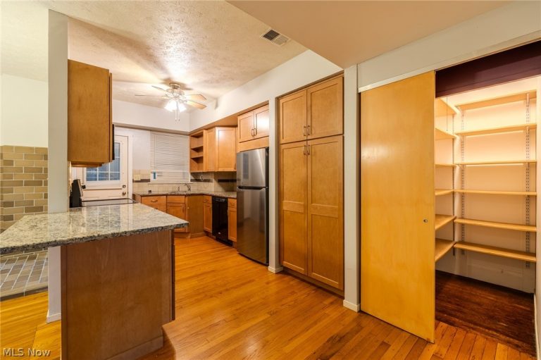 2472 Overlook Road, Cleveland Heights, OH - Photo 4