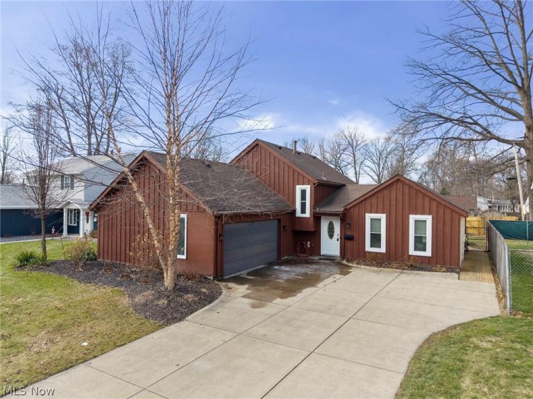 110 Wilshire Court, Elyria, OH - Photo 2