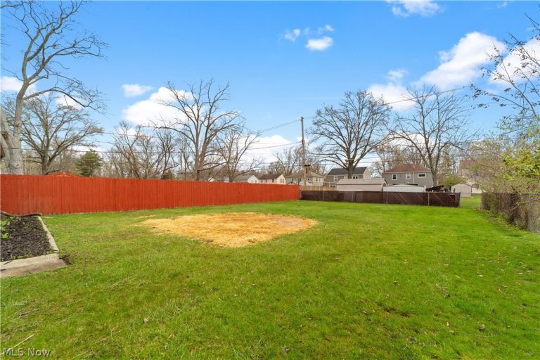 7377 Greenleaf Avenue, Parma, OH - Photo 6