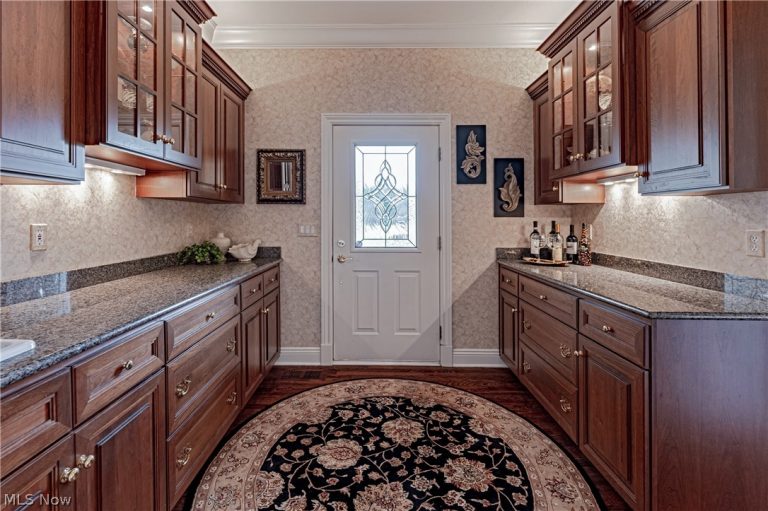 16770 Staffordshire Court, Chagrin Falls, OH - Photo 6