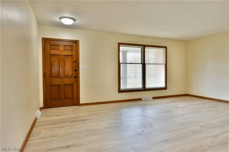 928 Bedford Road, Brookfield, OH - Photo 6