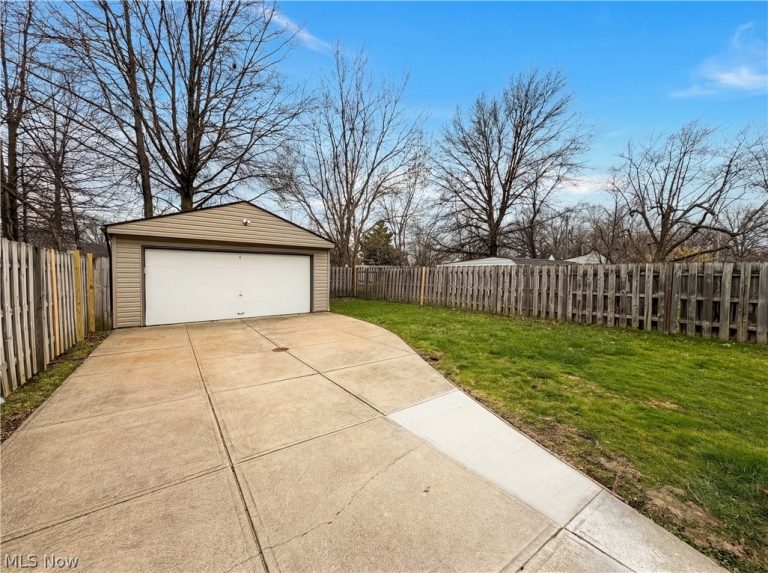 20710 Miller Avenue, Cleveland, OH - Photo 8