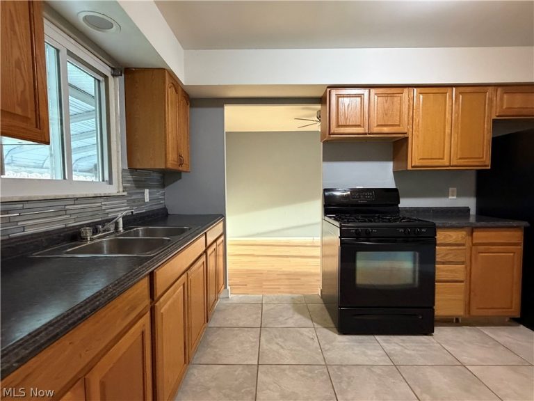 4027 Crest Drive, Cleveland, OH - Photo 4