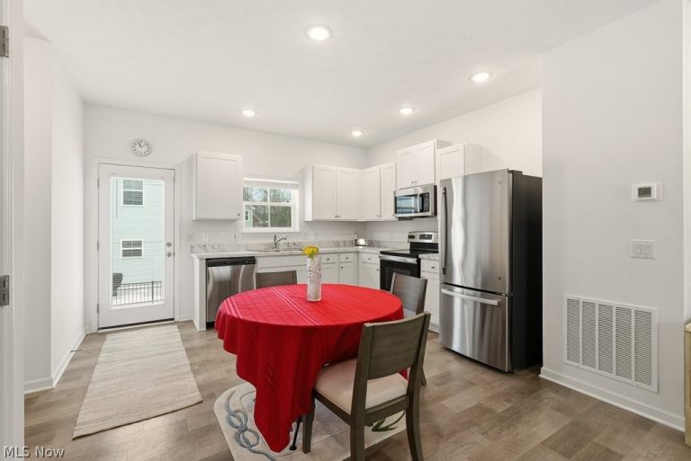 677 Crossings Lane, Akron, OH - Photo 5