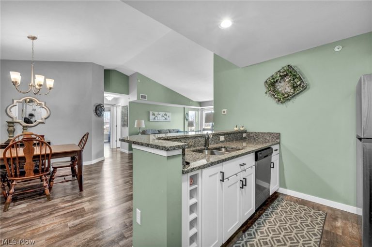 23002 Chandlers Lane, Olmsted Falls, OH - Photo 8