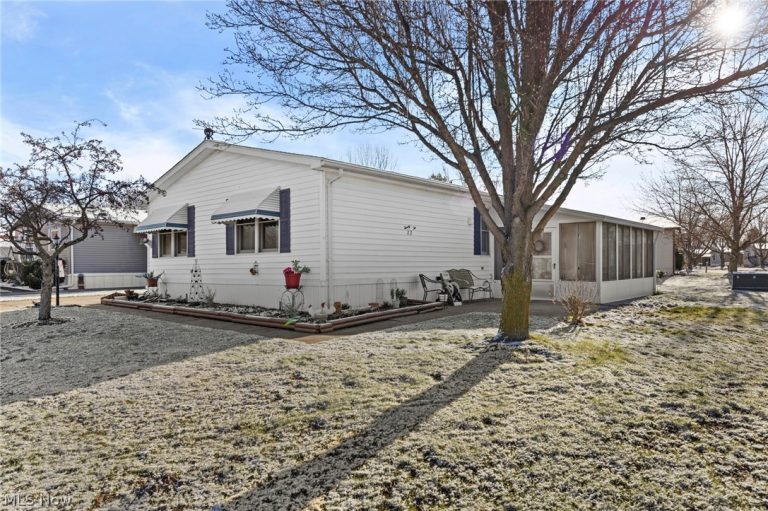 22 Lees Lane, Olmsted Twp, OH - Photo 3