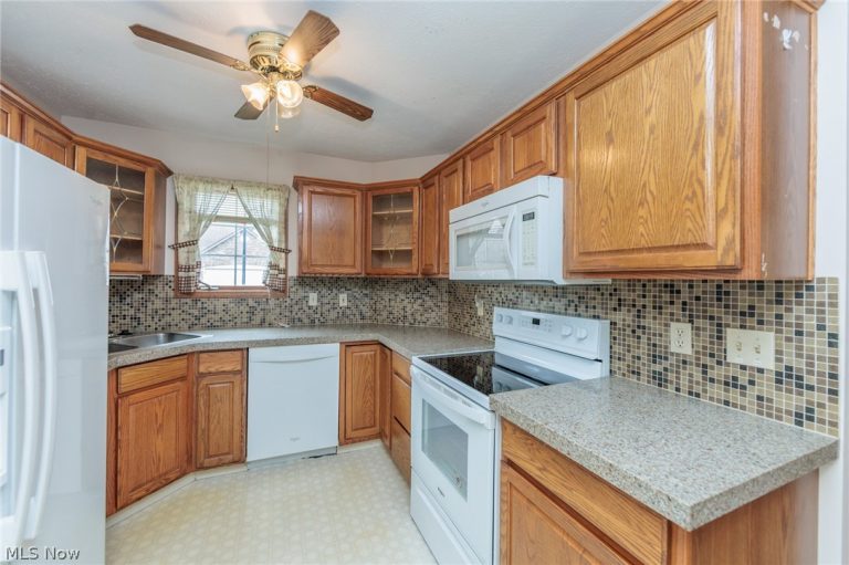 5779 Gateway Lane, Brook Park, OH - Photo 6