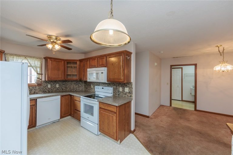 5779 Gateway Lane, Brook Park, OH - Photo 5