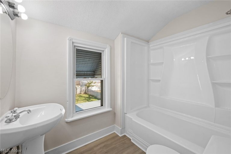 21391 Westport Avenue, Euclid, OH - Photo 8