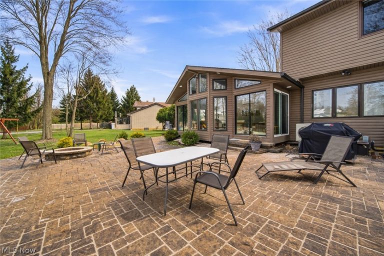 424 Locklie Drive, Highland Heights, OH - Photo 4