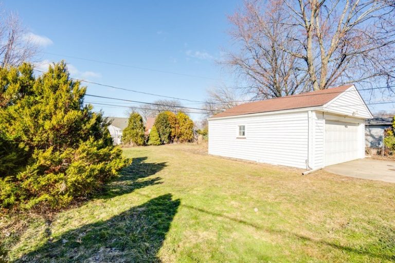13801 Bangor Avenue, Garfield Heights, OH - Photo 5