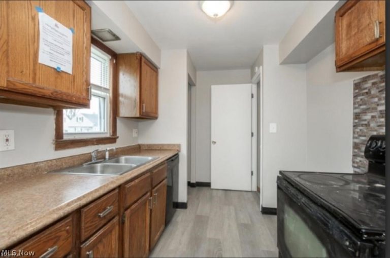 59 Greencroft Road, Bedford, OH - Photo 4