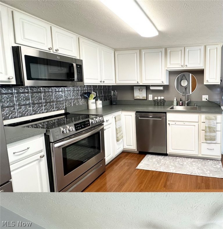 6960 Parkway Drive, Middleburg Heights, OH - Photo 2