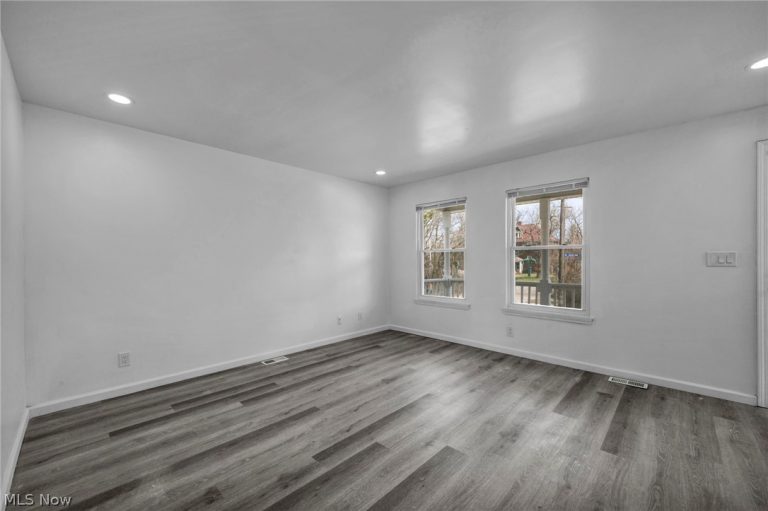 10870 Mount Overlook Avenue, Cleveland, OH - Photo 8