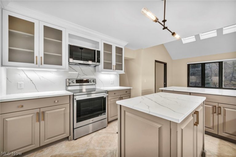 2 Salem Court, Beachwood, OH - Photo 5