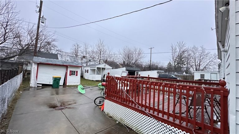 19513 Beverly Avenue, Maple Heights, OH - Photo 4
