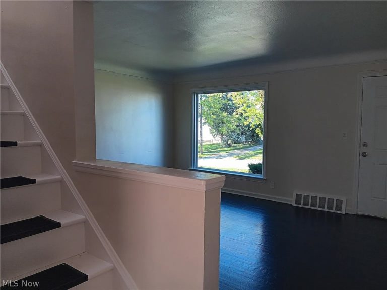 18208 Edinboro Avenue, Maple Heights, OH - Photo 5