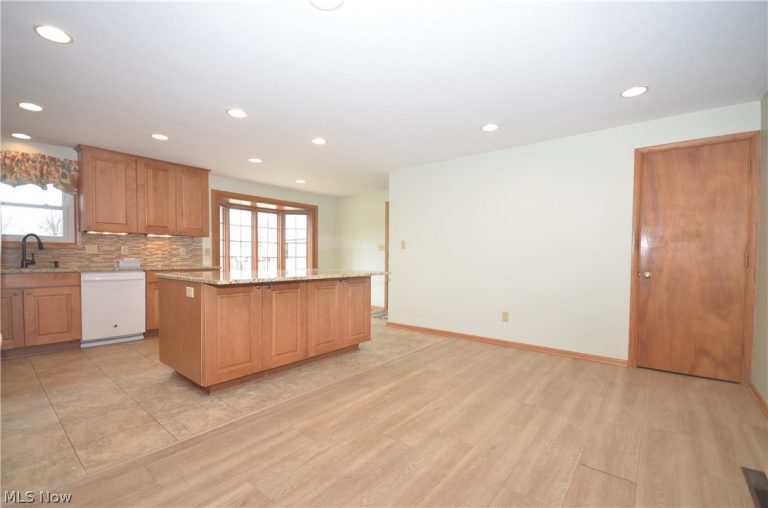 987 Howard Drive, Tallmadge, OH - Photo 2