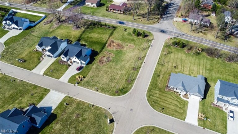 5677 Shadow Ridge Circle, North Canton, OH - Photo 3