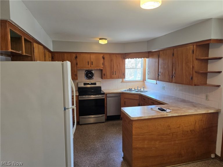 267 Milan Avenue, Amherst, OH - Photo 3