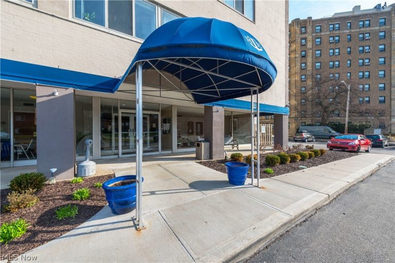 12520 Edgewater Drive #210, Lakewood, OH - Photo 4