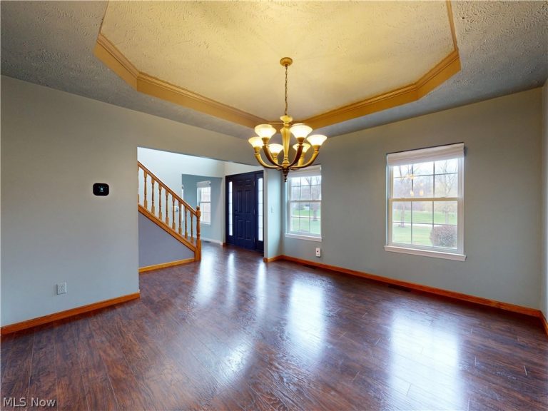 10055 Locust Grove Drive, Chardon, OH - Photo 5