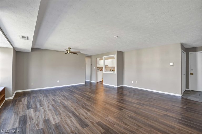 26179 Raintree Boulevard #D8, Olmsted Falls, OH - Photo 8