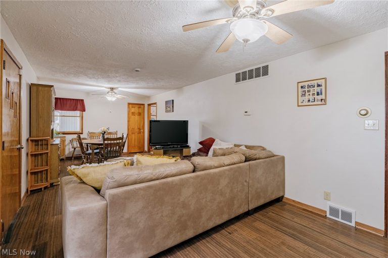 17446 Snyder Road, Chagrin Falls, OH - Photo 5