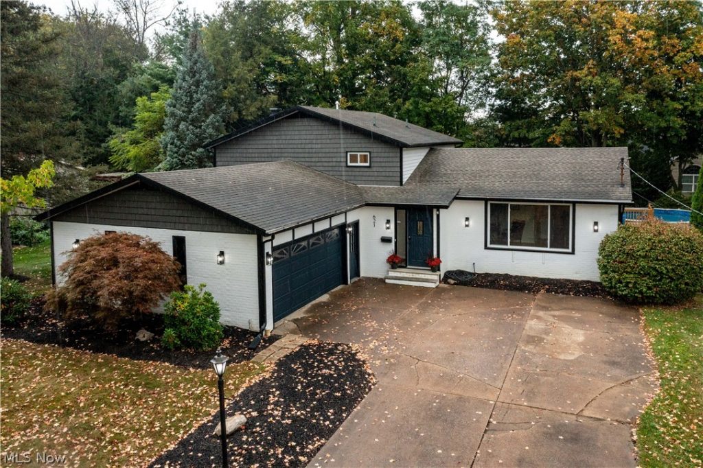 621 Van Oaks Drive, Amherst, OH