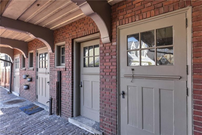 10 Hanna Lane, Bratenahl, OH - Photo 6