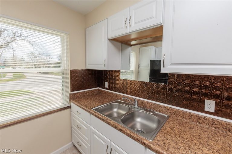 8800 Behrwald Avenue, Brooklyn, OH - Photo 4